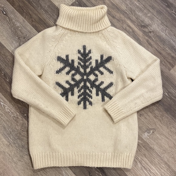 Turtle neck snowflake sweater - Picture 5 of 9